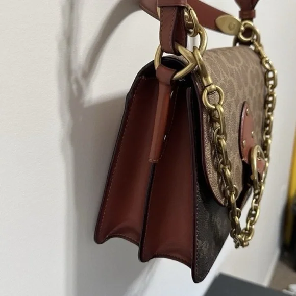 Coach Beat Shoulder Bag In Signature Canvas With Horse And Carriage Print - Picture 2 of 5